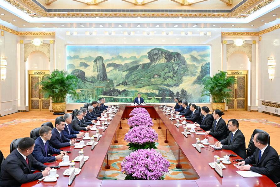 习近平集体会见上海合作组织成员国外长理事会会议外方代表团团长