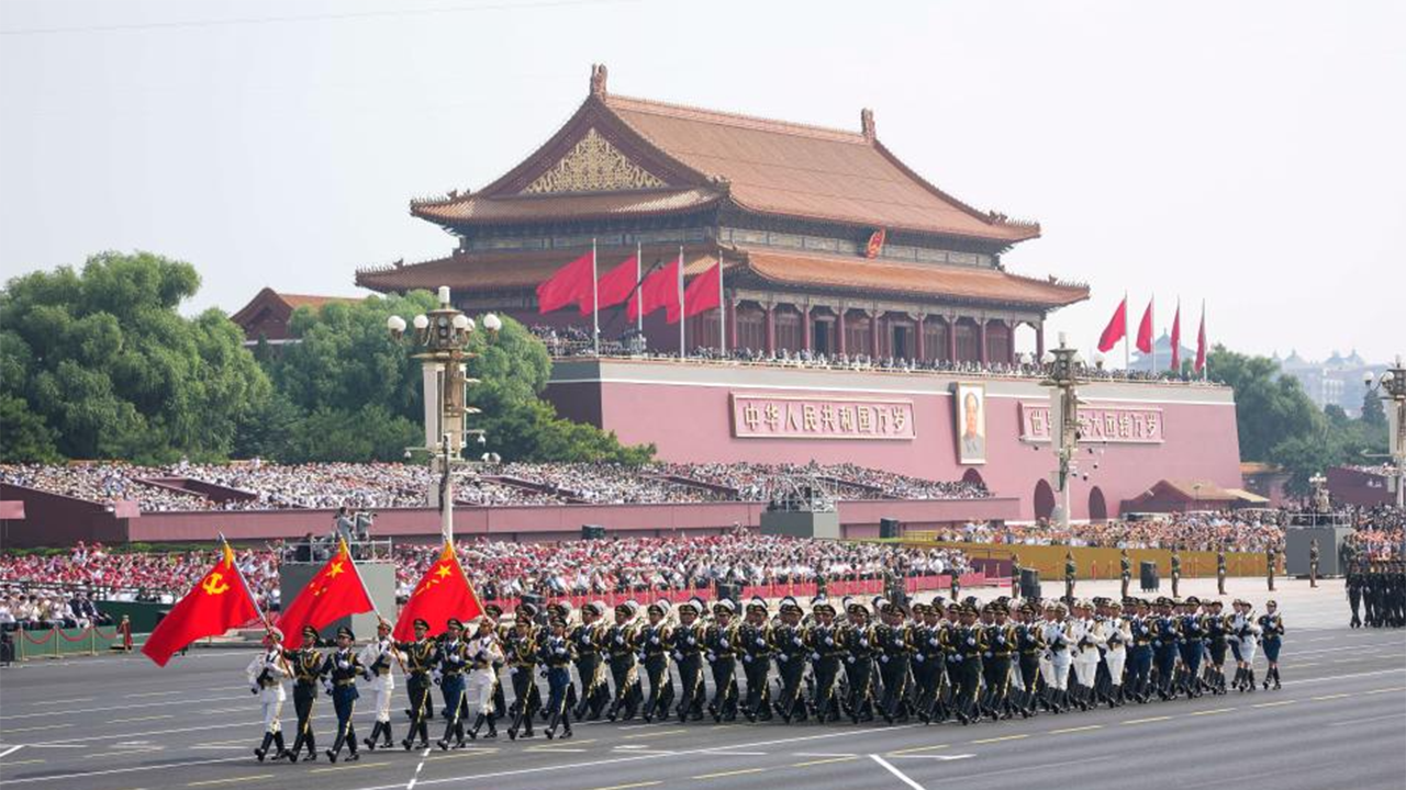 4-12中國人民解放軍儀仗方隊接受檢閱。