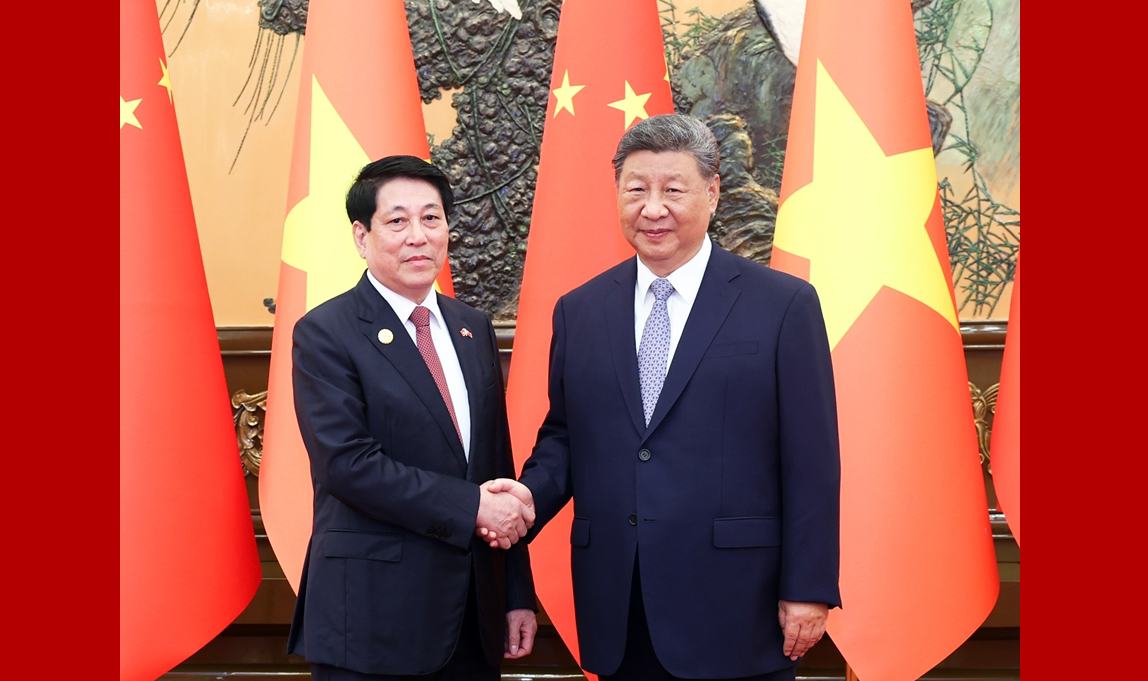 习近平会见越南国家主席梁强