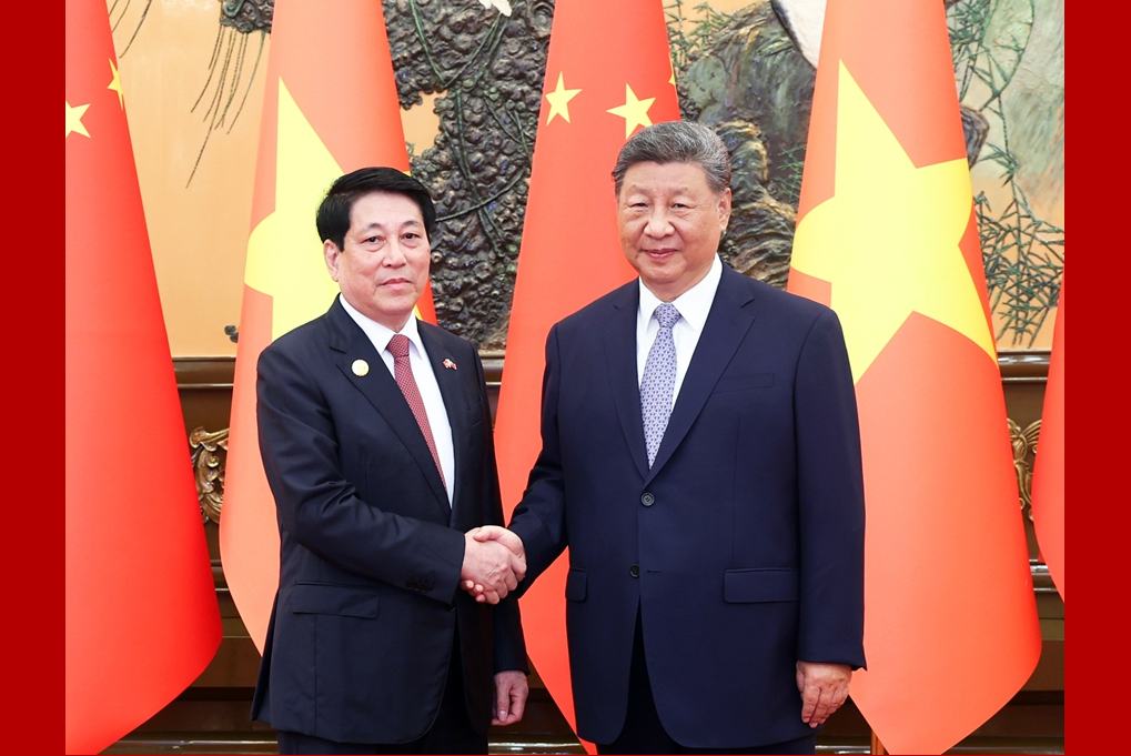 习近平会见越南国家主席梁强