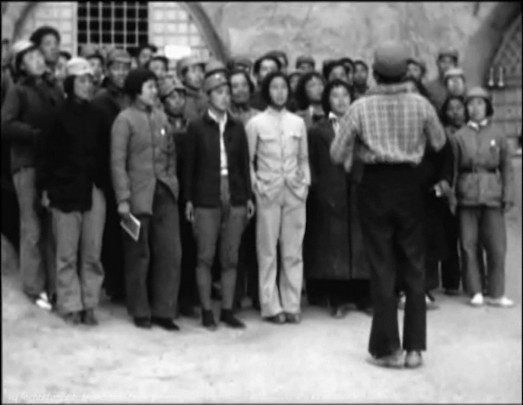 博斯哈德拍摄的画面：鲁迅艺术学院的学员们高声合唱《义勇军进行曲》