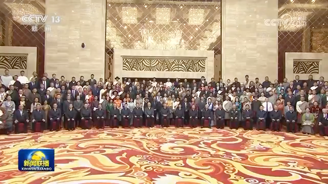 习近平接见西藏各族各界代表