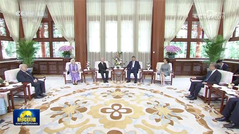 习近平夫妇会见柬埔寨国王和太后