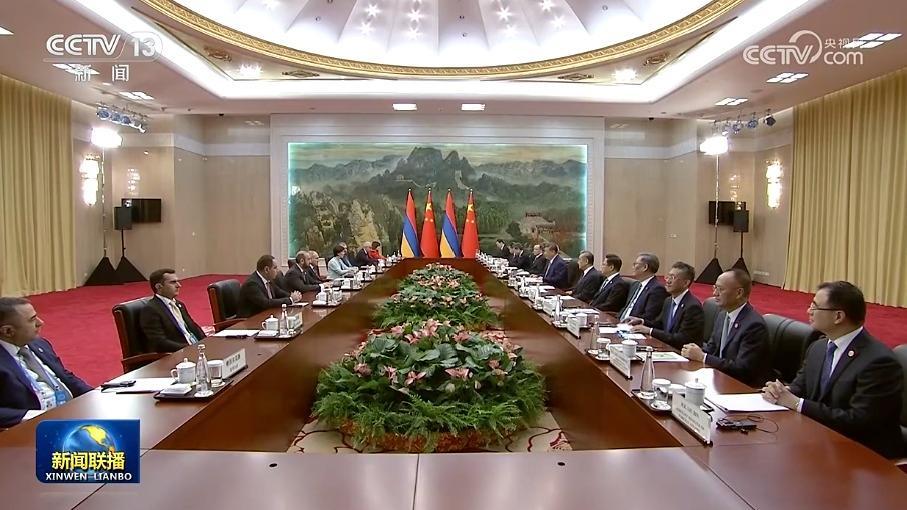 习近平会见亚美尼亚总理