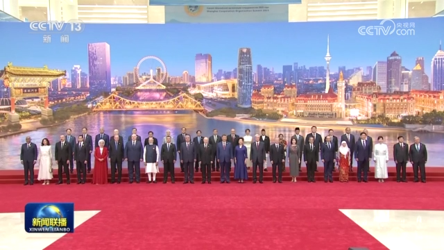 习近平和彭丽媛为出席2025年上海合作组织峰会的国际贵宾举行欢迎宴会